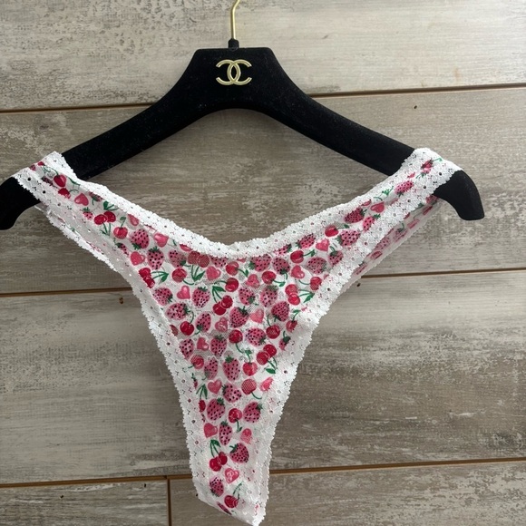 PINK VS CHERRY STRAWBERRY THONG - Picture 4 of 5